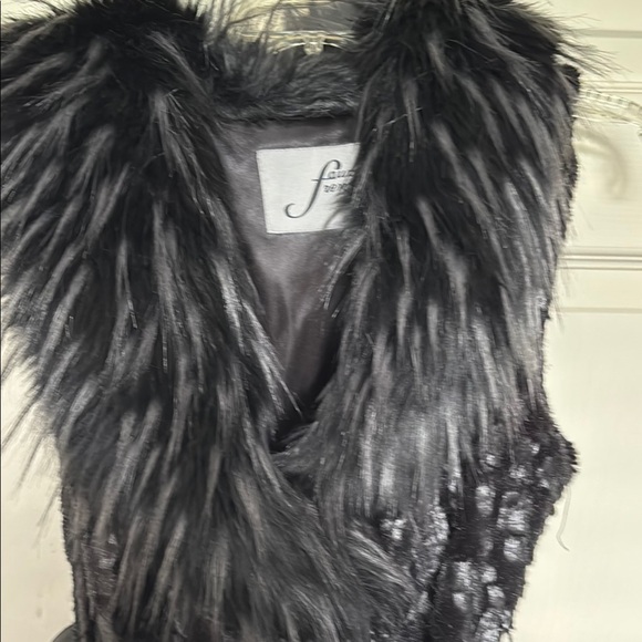 Faux Frenzi Faux Fur Black Vest with Belt size Small - Picture 4 of 13